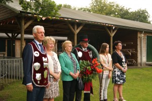 Ere-koning Frans Stienen, Jannie Stienen, Mevr. Stienen, Koning Eef Luyben, jeugdschutter Ivana Peters en Koningin en ereschutter Lucy Luyben.