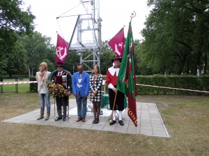 Vlnr Ellen Tappel, Koning Maarten Janssen, koningsgemaal, jeugdschutter Ivana Peters en vaandeldrager Frank Pompe